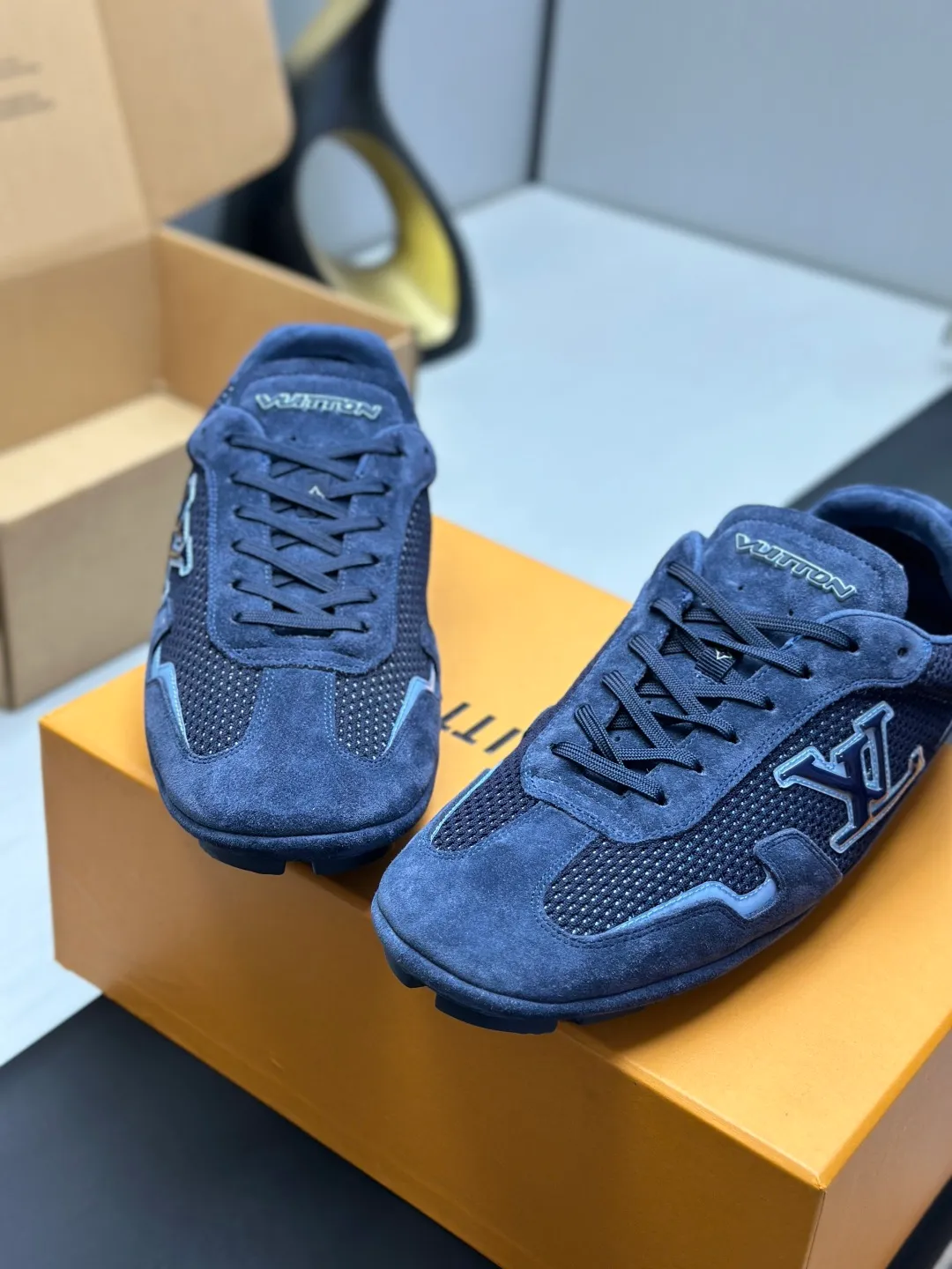 👟👟Ex-factory price 680👟👟 (Top version fully packaged) LV Louis Vuitton L Family Donkey Brand Latest Rally Series Mesh Casual Sports Shoes Doudou Shoes Original purchase, development and production This LV Rally sports shoe is made of suede cow leather and mesh fabric, and a rubber pad outsole is incorporated into the driving shoe configuration, making it a modern choice that is both comfortable and light. The LV letters on the side, the handwritten Louis Vuitton logo on the rear, and the Vuitton logo on the tongue and outsole jointly brand the brand mark. Exquisite packaging at the delivery counter🛍📦 ▪️Fabric: Original customized imported mesh + cowhide ▪️Inner lining: Original customized breathable mesh lining ▪️Outsole: Original molded anti-slip rubber material ▪️Sole thickness: 2CM ▪️Size: Men's 39-45